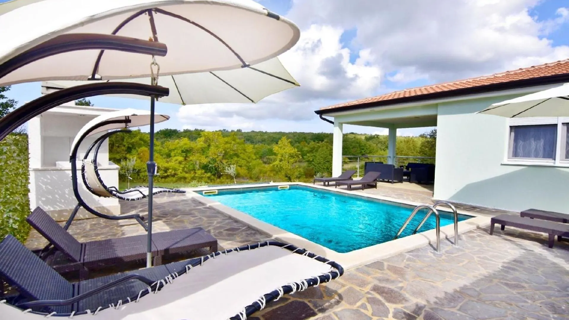 Contatos de Grosses Ferienhaus In Buroli Mit Privatem Pool